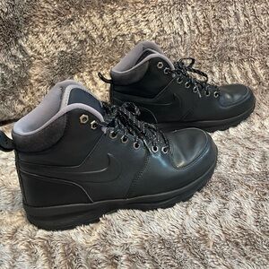 Men’s black Nike boots size 8
